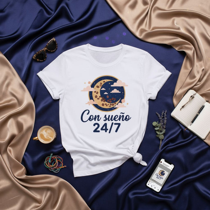 Con sueño 24/7 T-Shirt Unisex, Estampado de Luna Creciente con Granos de Café y Nubes, Diseño de Dormilón Amante del Café, Regalo para Personas con Ganas de Dormir y Adictas al Café