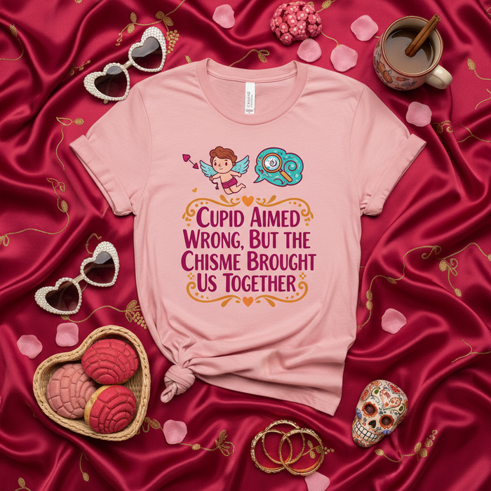 Maglietta Cupido Ha Sbagliato Mira Ma Il Chisme Ci Ha Uniti, Divertente Coppia Ispanica, Maglia San Valentino, Regalo Amore Pettegolezzo Spagnolo, Anti-San Valentino, Umorismo Latino, Top Unisex Rosa Grafica Carino Cupido