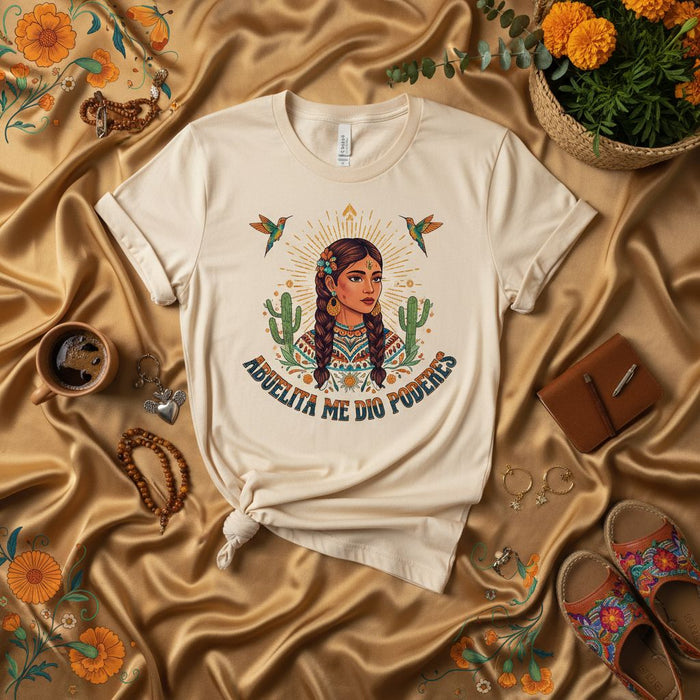 Camiseta Abuelita Me Dio Poderes, Colibrí, Cactus, Floral, Regalo de Abuela Latina, Gráfico en Español, Inspirada en Arte Popular Mexicano, Empoderamiento Femenino, Boho Chic.