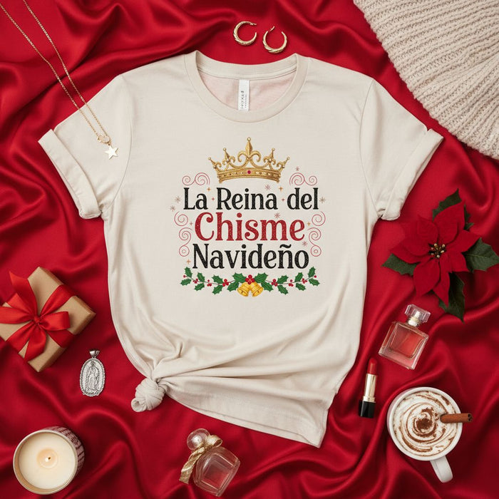 La Reina del Chisme Navideño T-Shirt, Camiseta de Navidad con Corona, Regalo Divertido en Español para Mujer, Festive Christmas Gossip Queen Shirt, Vacaciones Familiares.