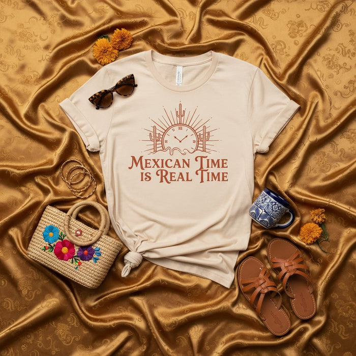 Maglietta "Mexican Time Is Real Time", Divertente Gioco di Parole sull'Orologio Ispanico, Maglietta con Calendula Dia de Muertos, Regalo Cultura Latinx, Maglietta Grafica Estetica Unisex