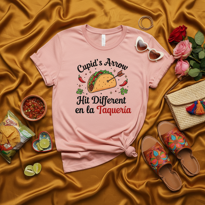 La Flecha de Cupido Dio Diferente en la Taquería Camiseta, Divertida de San Valentín de Taco, Linda Gráfica de Amor por los Tacos Rosa, Idea de Regalo Unisex para Foodies