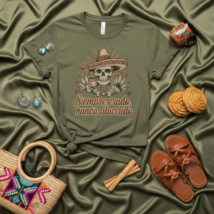 Siempre crudo, nunca aburrido | Camiseta divertida de esqueleto mariachi mexicano con sombrero, Cinco de Mayo, Día de Muertos, playera española, camiseta divertida para la resaca, playera de calavera bebiendo, idea de regalo unisex