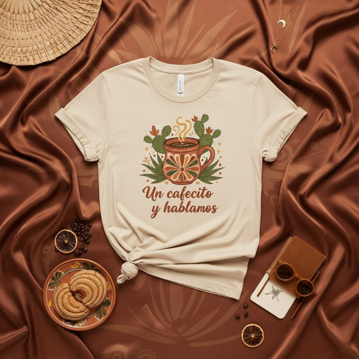 Una maglietta "Un cafecito y hablamos", un'adorabile maglietta da caffè e chiacchiere messicana, design con tazza da latte con cactus del deserto, maglietta con frase spagnola, regalo di abbigliamento estetico unisex