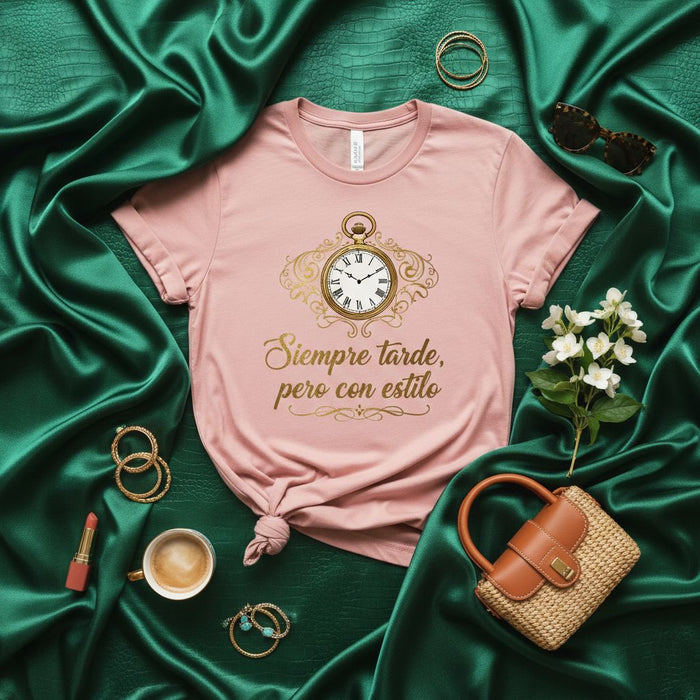 Siempre tarde, pero con estilo - Unisex T-Shirt | Spanish Funny Late but Stylish Quote Tee | Gold Pocket Watch Design Shirt for Men Women | Trendy Hispanic Saying Apparel