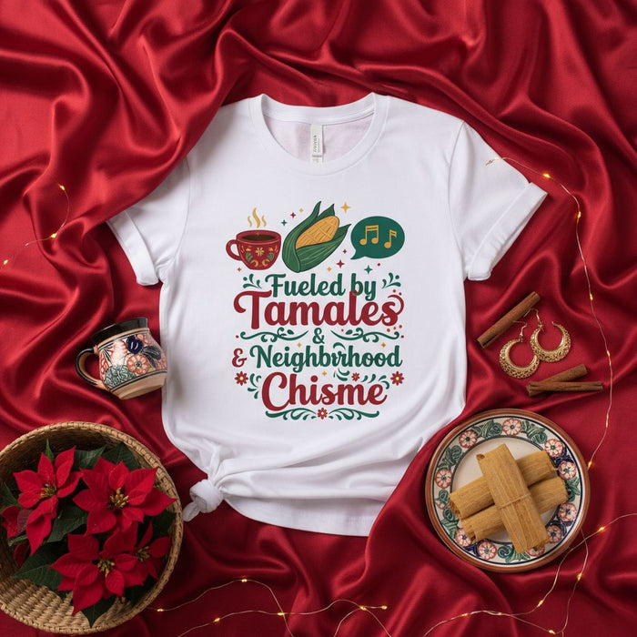 Maglietta di Natale Alimentata da Tamales e Chiacchiere di Quartiere, Maglia per Cibo e Pettegolezzi Festivi, Abbigliamento Latino Divertente, Idea Regalo Tradizione Messicana