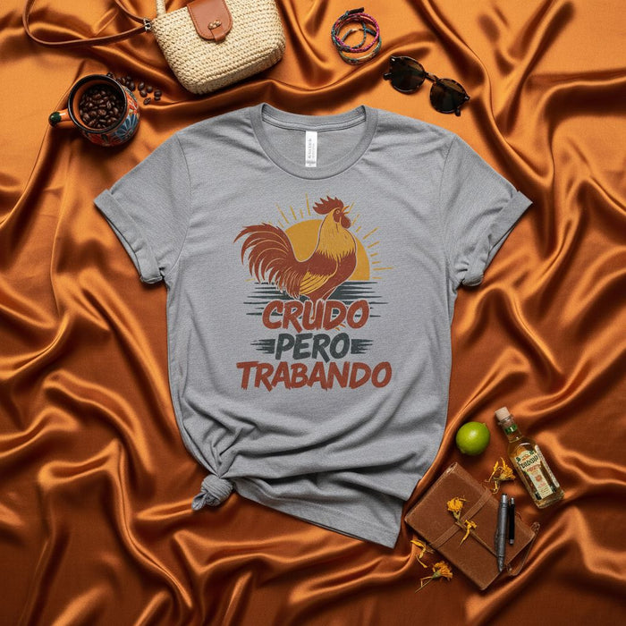---
Crudo Pero Trabajando T-Shirt: Lustiges spanisches Hahn-Sonnen-Grafik-T-Shirt, Unisex T-Shirt für Verkatert beim Arbeiten, Sarkastische mexikanische Geschenkidee für Männer und Frauen
