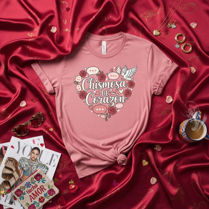 Maglietta Chismosa De Corazón, Maglietta Divertente con Pettegolezzi in Spagnolo, Regalo Latina Chismosa, Maglietta Rosa Messicano-Americana con Rose e Colomba, Design Cuore con Fumetto per Lei