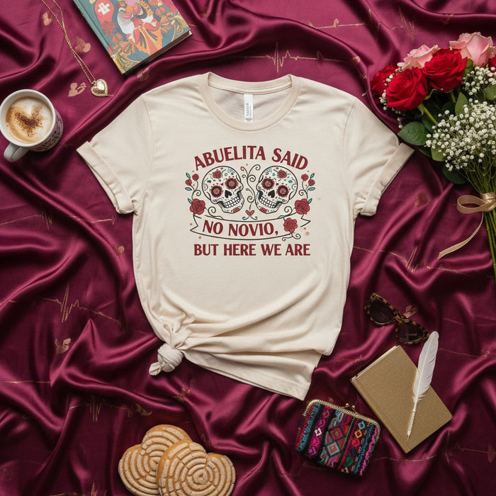 Mi Abuelita Dijo No Novio, Pero Aquí Estamos Camiseta | Divertida Pareja Calavera Azúcar Playera | Regalo Novio Novia Día de Muertos | Camisa Cultura Hispana para Mujer Hombre | Diseño Calavera Rosas