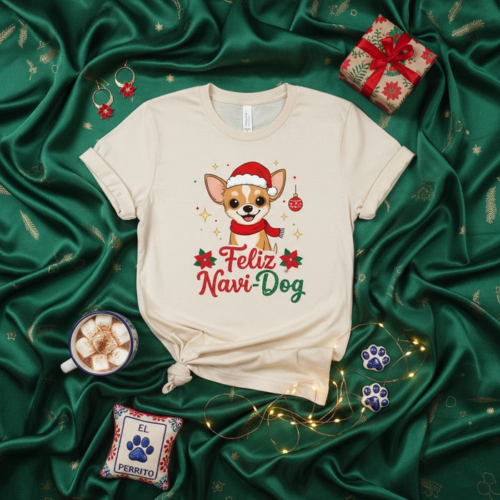 Camiseta Navideña Feliz Navi-Dog Chihuahua, Polera Unisex con Perro, Gorro de Santa y Bufanda, Regalo Festivo para Amantes y Dueños de Perros