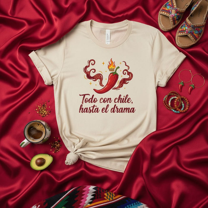 Todo con chile, hasta el drama playera unisex, divertida camiseta de chile picante, refrán en español, regalo para amantes de la comida mexicana, diseño de pimiento con fuego y humo.