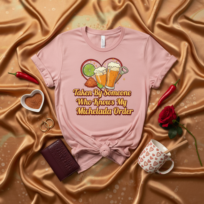 Maglietta "Preso da chi sa il mio ordine di Michelada", T-Shirt divertente amante drink, maglia cocktail birra messicana, maglietta bevanda spezie e lime, regalo unisex per partner, umorismo relazione