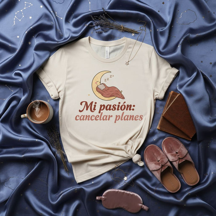 Mi pasión: cancelar planes Cami and Crescent Moon Sleeping T-Shirt, Spanish Quote Tee for Introverts, Homebodies, and Sleep Lovers, Cozy Night In Shirt, Cute Celestial Graphic Top
