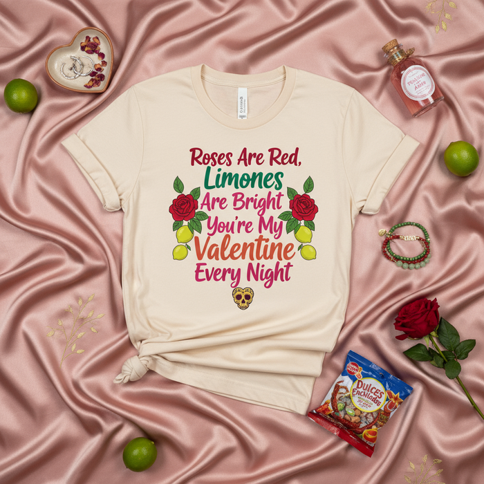 Rosas Son Rojas Limones Son Brillantes Eres Mi Valentín Todas las Noches Camiseta, Divertida Camiseta Spanglish de San Valentín, Linda Camisa de Amor Latina con Rosas, Limas y Calavera de Azúcar, Regalo Romántico Estilo Mexicano para Él o Ella.