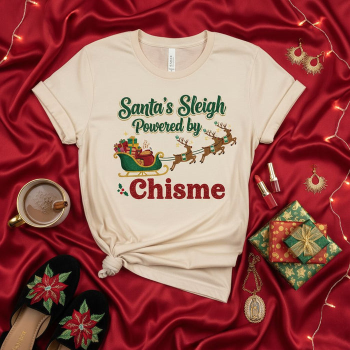Santa's Sleigh Powered by Chisme T-Shirt Funny Christmas Shirt Latinx Holiday Tee Spanish Phrase Gift for Women Men Unisex Festive Graphic Top Xmas Party Outfit Joke Tee