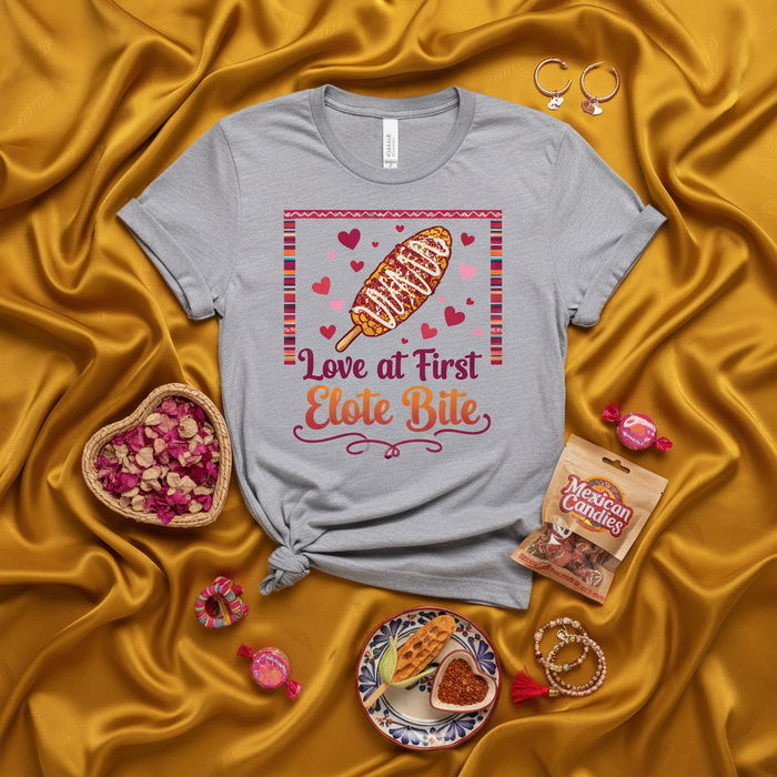 Camiseta Unisex Amor al Primer Bocado de Elote, Maíz Lindo, Comida Callejera Mexicana, Regalo Amante del Elote, Diseño Corazón San Valentín, Ropa Foodie, Camiseta Gráfica