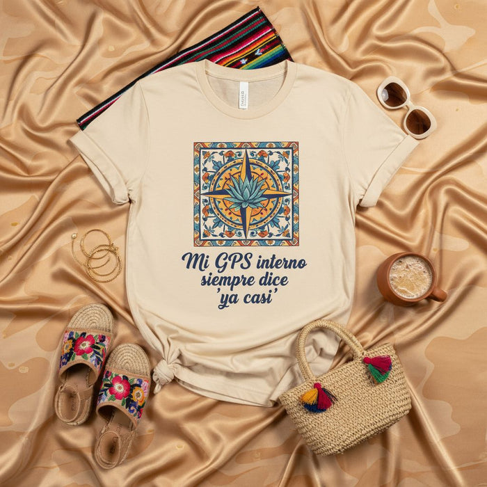 Mi GPS interno siempre dice 'ya casi' | Camiseta Unisex de Estilo Talavera con Rosa de los Vientos y Agave, playera divertida en español, regalo para él y ella