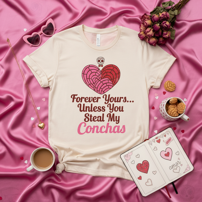 Maglietta "Forever Yours Unless You Steal My Conchas", divertente maglietta messicana Pan Dulce, camicia cuore Concha San Valentino, regalo gioco di parole cibo ispanico, top grafico amore unisex Latinx