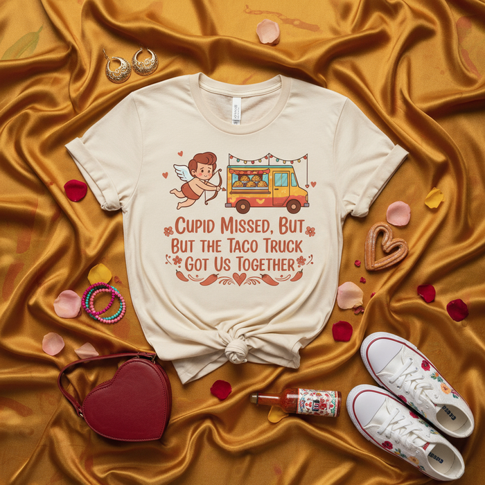 Cupido Falló Pero el Camión de Tacos Nos Unió Camiseta, Playera Divertida de San Valentín, Regalo para Pareja Foodie, Camiseta de Amor Humorística, Playera Unisex de Aniversario, Ropa para Amantes de los Tacos