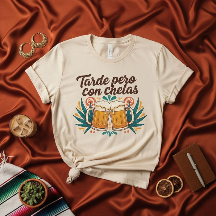 Tarde Pero Con Chelas T-Shirt: Funny Mexican Beer Shirt, Latine Drinking Tee, Cerveza Pun, Fiesta Apparel, Spanish Phrase Graphic T-Shirt for Men & Women