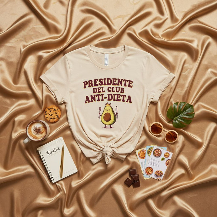 Presidente del Club Anti-Dieta Funny Avocado T-Shirt, Anti-Diet Club President Spanish Tee, Foodie Gift, Cute Avocado with Knife and Fork Shirt, Unisex Graphic Tee for Food Lovers.