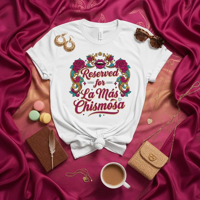 Camiseta Reservada para La Más Chismosa, Playera con Dicho Gracioso en Español, Regalo para Reina Latina del Chisme, Camisa Unisex con Gráfico Floral y Corona para Mujer y Hombre