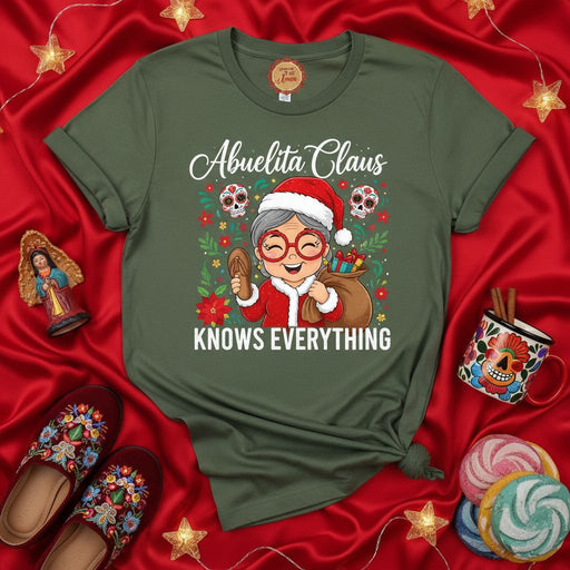 Abuelita Claus Knows Everything Christmas T-Shirt, Funny Hispanic Grandma Santa with La Chancla and Sugar Skulls, Spanish X-Mas Family Tee for Abuela Mexicada