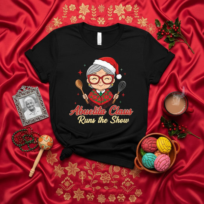 Abuelita Claus Runs the Show Christmas T-Shirt, Funny Grandma Holiday Shirt, Cute Chef Abuela with Santa Hat, Cooking Grandmother Gift for Family Mexicada