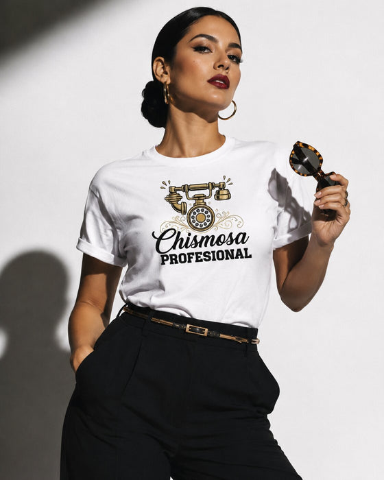 T-shirt Chismosa Profesional, T-shirt drôle sur les potins en espagnol, haut avec graphique de téléphone rotatif rétro, cadeau pour Latina, haut unisexe humour mexicano-américain, t-shirt avec dicton en spanglish, t-shirt Latina Chisme