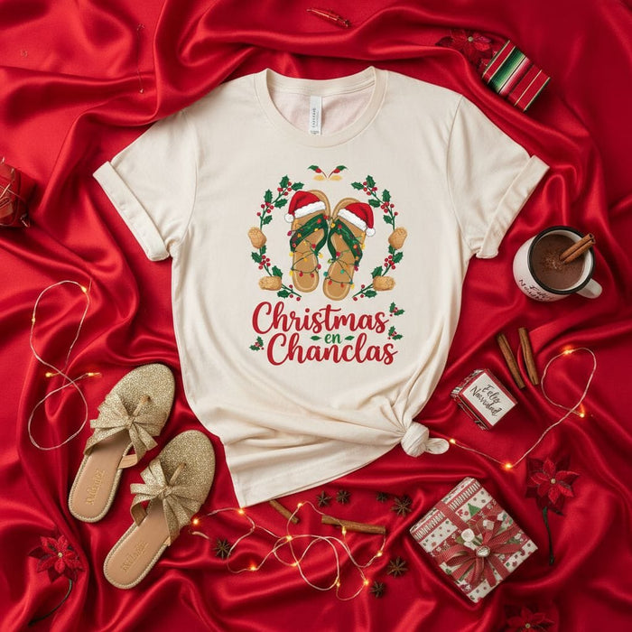 Christmas en Chanclas Funny Tropical Spanish Holiday T-Shirt, Summer Flip Flops with Santa Hat Wreath Tee, Navidad Latina Gift Shirt, Unisex Vacation Beach Christmas Shirt, Fiesta Navideña T-Shirt Mexicada