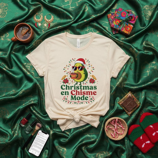 Christmas en Chisme Mode Avocado T-Shirt, Funny Holiday Chisme Tee, Unisex Christmas Party Shirt, Mexican Chisme Gift, Cute Santa Avocado Shirt for Friends and Family. Mexicada