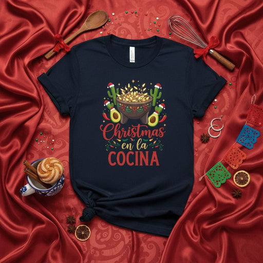 Christmas en la Cocina Mexican Fiesta Navidad T-Shirt | Funny Holiday Guacamole Cactus Chili Pepper Tee | Unisex Spanish Language Cooking Shirt Gift Mexicada