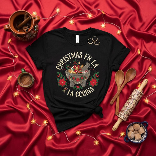Christmas En La Cocina Shirt, Molcajete Poinsettia Wreath Design, Festive Holiday Cooking, Spanish Kitchen Tee, Unisex Gift for Latinx Chefs and Bakers Mexicada