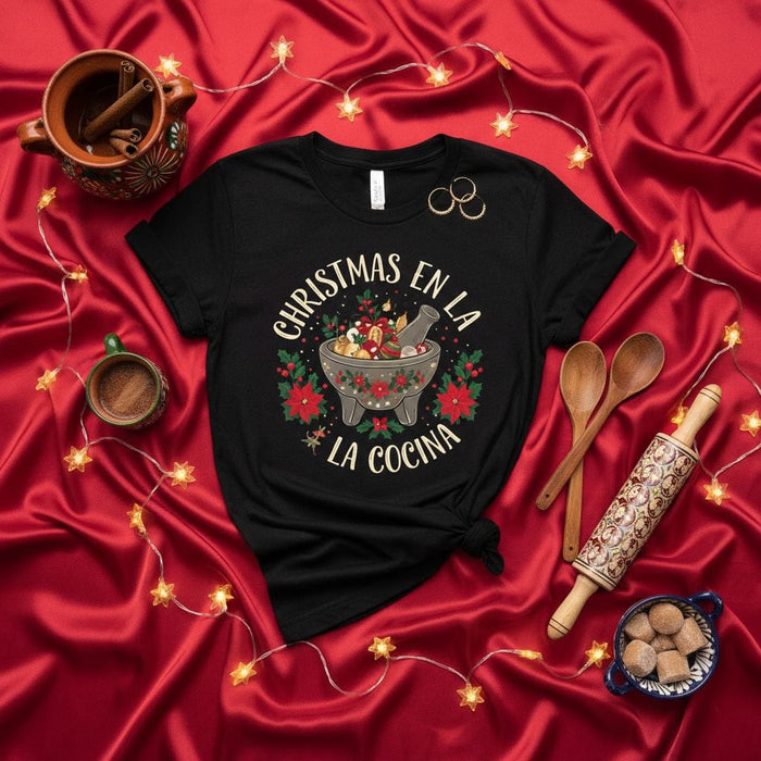 Christmas En La Cocina Shirt, Molcajete Poinsettia Wreath Design, Festive Holiday Cooking, Spanish Kitchen Tee, Unisex Gift for Latinx Chefs and Bakers Mexicada
