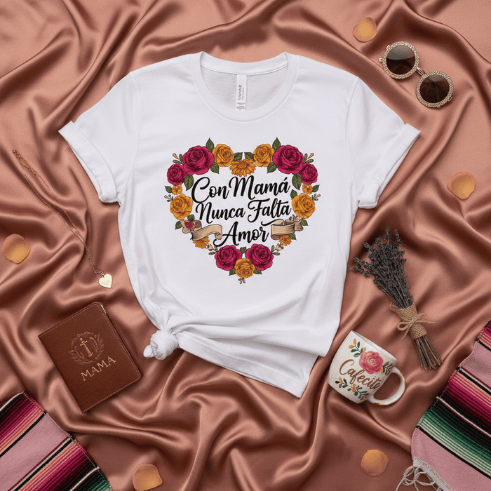 Con Mamá Nunca Falta Amor T-Shirt, Camiseta de Flores de Corazón para el Día de la Madre, Regalo para Mamá Hispana Latina Mexicana, Playera Unisex en Español, Flores Rosas y Naranjas, Floral Aesthetic Mexicada