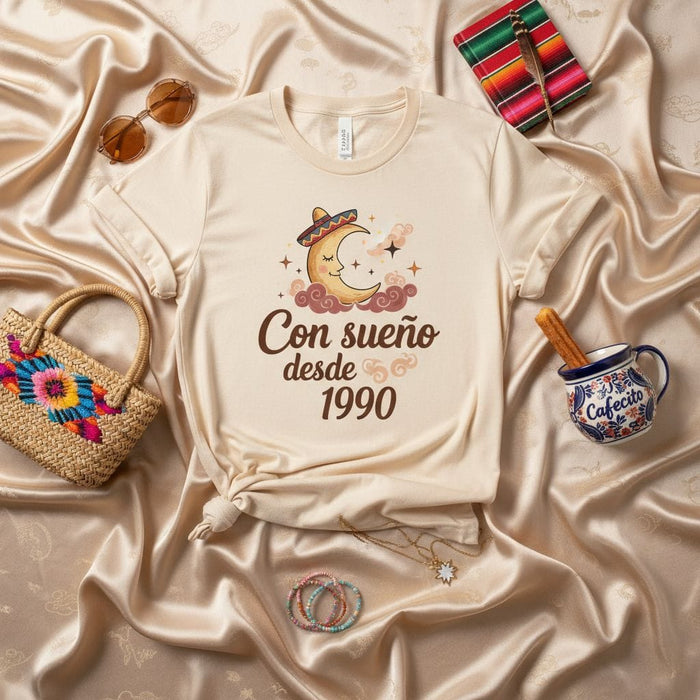 Con sueño desde 1990 T-Shirt - Celestial Moon Sombrero Design, Funny Sleepy Spanish Quote Birthday Gift Tee, Unisex Graphic Shirt Mexicada