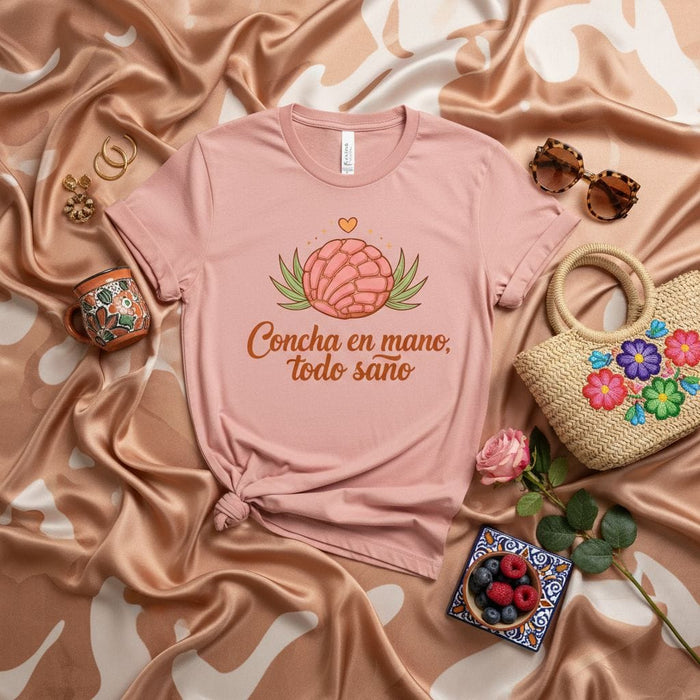 Concha en mano, todo sano Latinx Bakery Pan Dulce T-Shirt, Cute Pink Mexican Sweet Bread Shirt, Hispanic Foodie Gift, Soft Unisex Tee with Spanish Saying, Comfort Color Aesthetic Clothing Mexicada