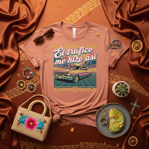 El tráfico me hizo así Retro Car Vibe T-Shirt, 70s Lowrider Aesthetic Tee, Spanish Slogan Traffic Made Me This Way, Unisex Vintage Graphic Shirt, Desert Sunset Colors, Classic Auto Art Print Mexicada