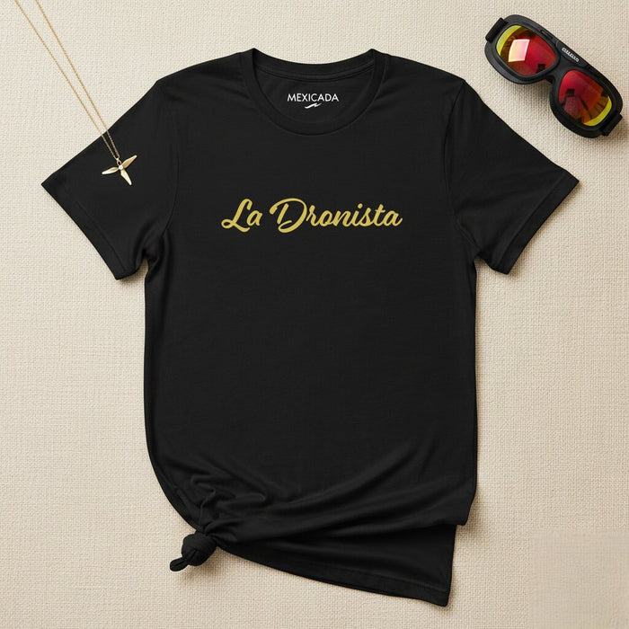 La maglietta da uomo e donna La Dronista | Drone, Pilota, Aviazione, Tecnologia, Avventura | L5
