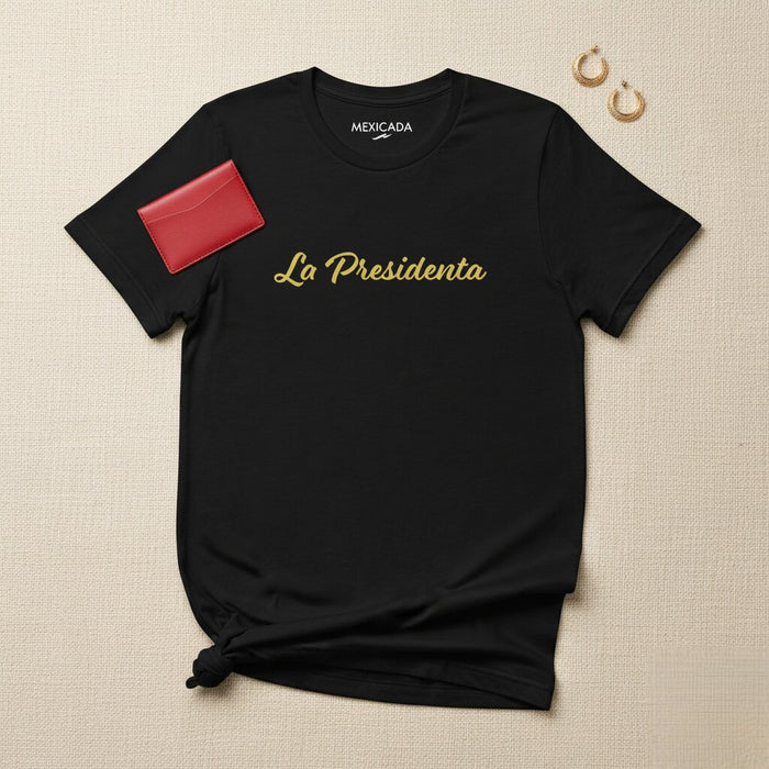 La T-shirt da uomo e da donna La Presidenta | Signora Presidente, Potere, Leader Latina, Fiducia, Energia da Boss | L5