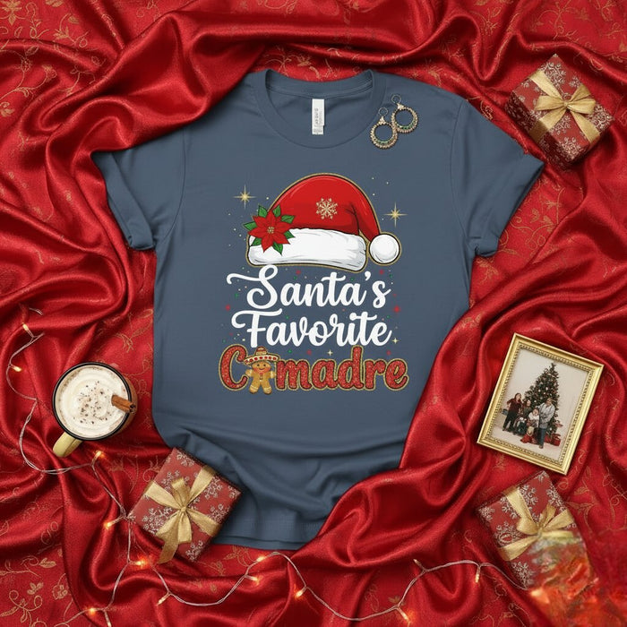 T-shirt La Comadre Préférée du Père Noël, Cadeau de Marraine pour Noël, Tee-shirt de Noël Latina, Chandail de Fête Amusant, Bonnet de Père Noël avec Poinsettia, Bonhomme de Pain d'Épices à Carreaux, Cadeau de Marraine en Espagnol