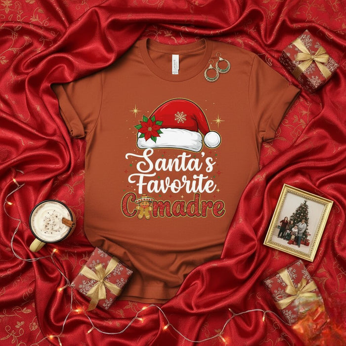 T-shirt La Comadre Préférée du Père Noël, Cadeau de Marraine pour Noël, Tee-shirt de Noël Latina, Chandail de Fête Amusant, Bonnet de Père Noël avec Poinsettia, Bonhomme de Pain d'Épices à Carreaux, Cadeau de Marraine en Espagnol