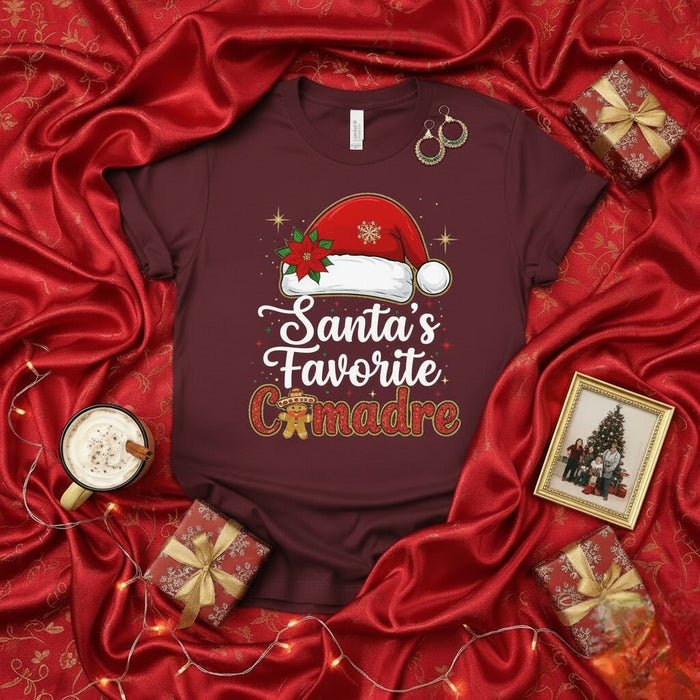 T-shirt La Comadre Préférée du Père Noël, Cadeau de Marraine pour Noël, Tee-shirt de Noël Latina, Chandail de Fête Amusant, Bonnet de Père Noël avec Poinsettia, Bonhomme de Pain d'Épices à Carreaux, Cadeau de Marraine en Espagnol