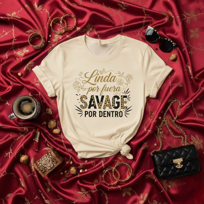 Linda por fuera, salvaje por dentro camiseta | Camiseta divertida con cita en español e inglés | Estampado de guepardo y leopardo | Regalo para ella, mujer, latinas