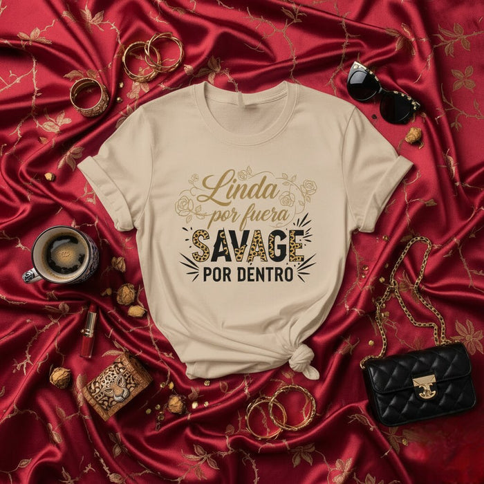 Linda por fuera, salvaje por dentro camiseta | Camiseta divertida con cita en español e inglés | Estampado de guepardo y leopardo | Regalo para ella, mujer, latinas