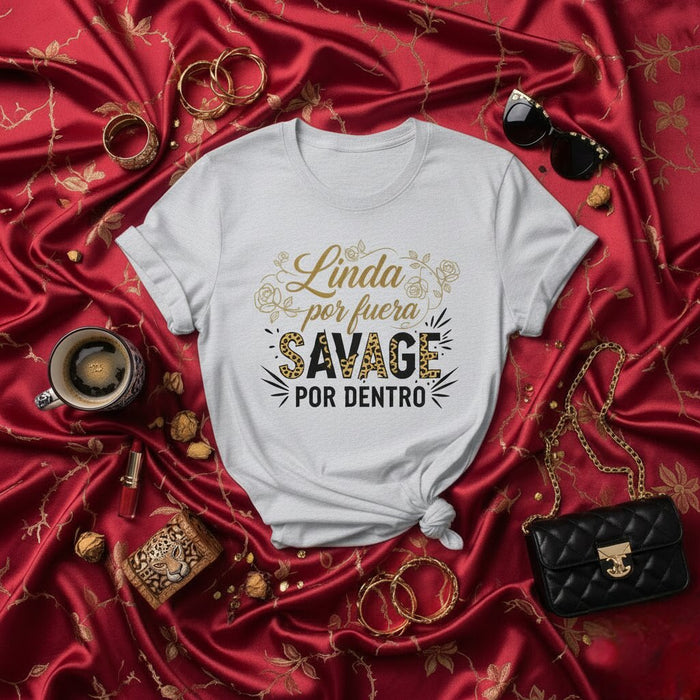 Linda por fuera, salvaje por dentro camiseta | Camiseta divertida con cita en español e inglés | Estampado de guepardo y leopardo | Regalo para ella, mujer, latinas