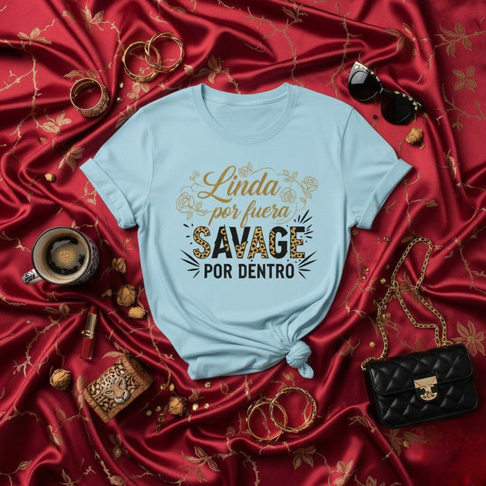 Linda por fuera, salvaje por dentro camiseta | Camiseta divertida con cita en español e inglés | Estampado de guepardo y leopardo | Regalo para ella, mujer, latinas