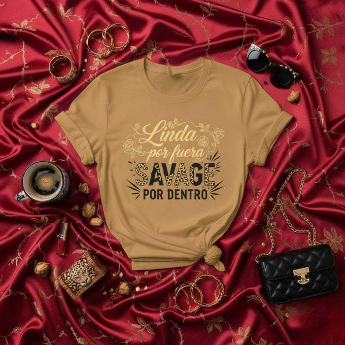 Linda por fuera, salvaje por dentro camiseta | Camiseta divertida con cita en español e inglés | Estampado de guepardo y leopardo | Regalo para ella, mujer, latinas
