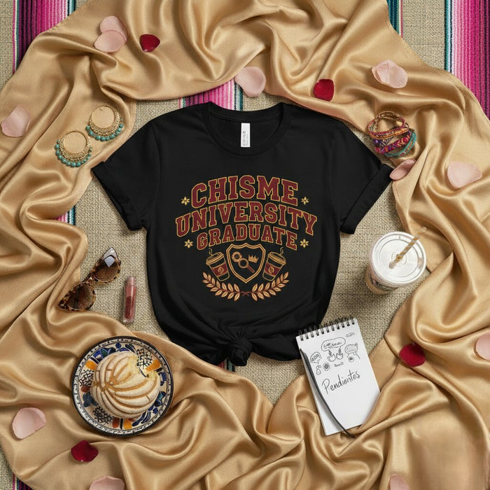 T-shirt rose de diplômé de Chisme University T-shirt de remise des diplômes latino drôle en spanglish Design de collège de commérages Chemise unisexe Cadeau pour étudiants ou amis