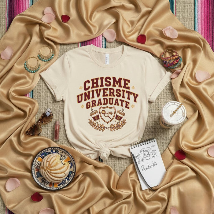 T-shirt rose de diplômé de Chisme University T-shirt de remise des diplômes latino drôle en spanglish Design de collège de commérages Chemise unisexe Cadeau pour étudiants ou amis